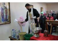 Cвященник Владимир Синьковский отслужил молебен с освящением воды.